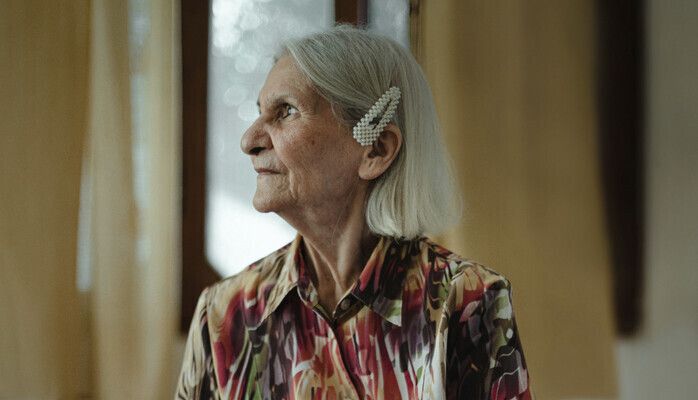 Kvinna 70+ med påbrå från Mellanöstern sökes för reklamfilm för möbelföretag