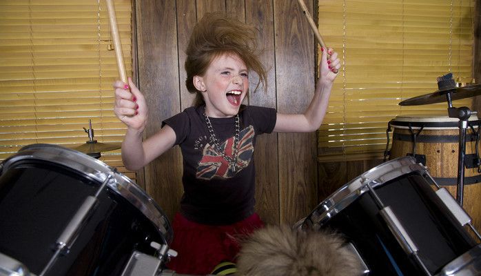 Tonårstjej som spelar trummor sökes till reklamfilm för möbelföretag