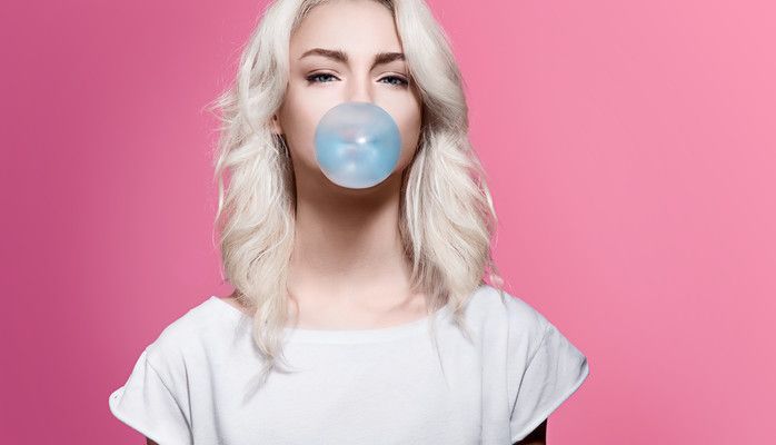 Tjej 20-25 år som kan blåsa stor tuggummibubbla sökes för reklam