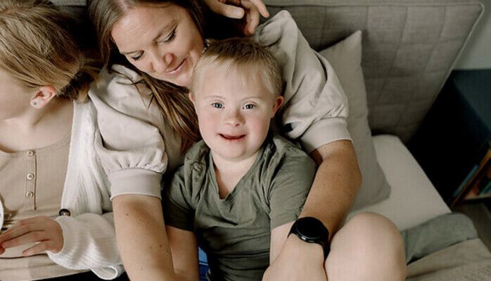 Barn med Downs syndrom och familj sökes för fotografering "Familj i hemmet"