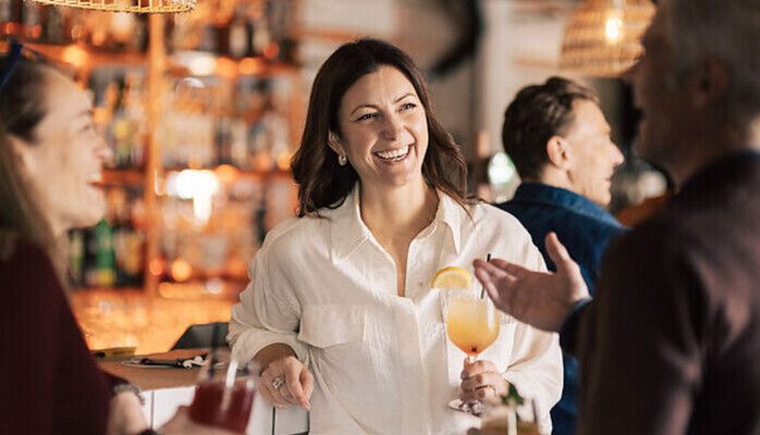 Modeller 28-40 år sökes till fotografering på tema 'Mingel' i Stockholm