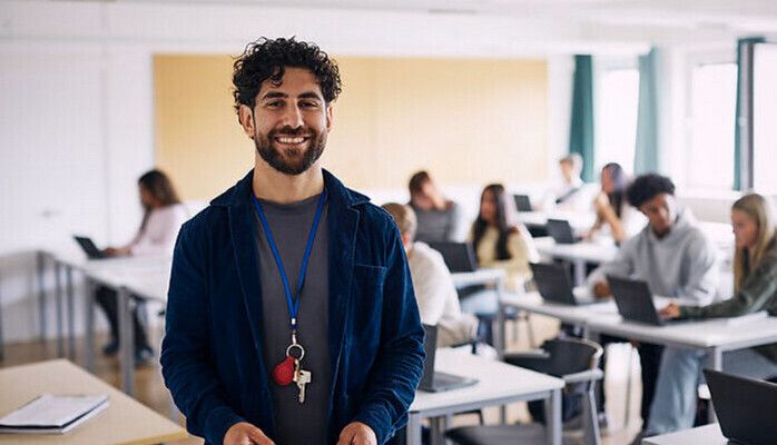 30–60-åringar sökes som gymnasielärare till bildbanksfotografering 21 april (Nacka)