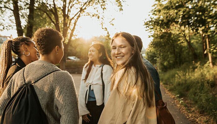 16–17-åringar sökes till fotografering för bildbyrå – Ungdomar som umgås i Stockholm 27 aug