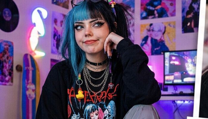Tjej ca 20 år med e-girl-stil sökes till reklamfilm för drivmedelsföretag
