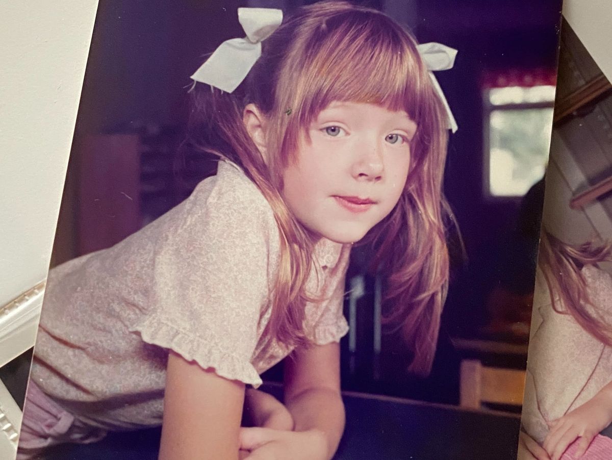 Rödhårig flicka 7 till 10 år som ska spela min unga detektiv mamma i en nostalgi film