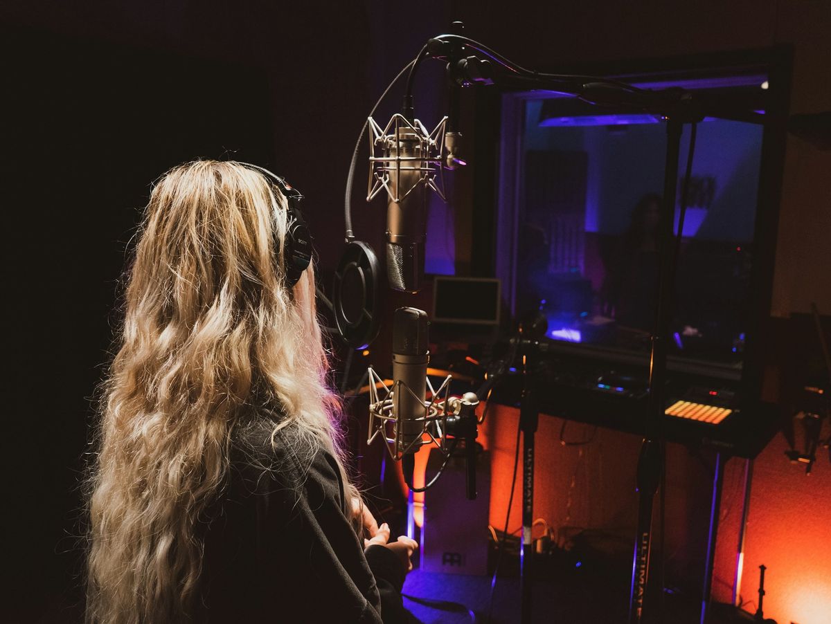 Personer med komisk tajming som kan sjunga sökes!