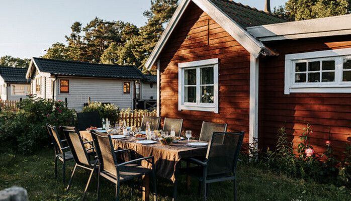 Kolonilott eller sommarstuga sökes för sommarfotografering i Stockholm