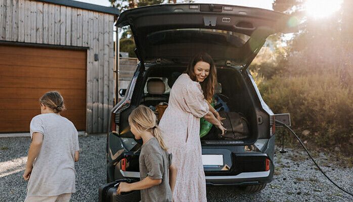Barnfamilj med elbil sökes för plåtning med tema "Electric car family"