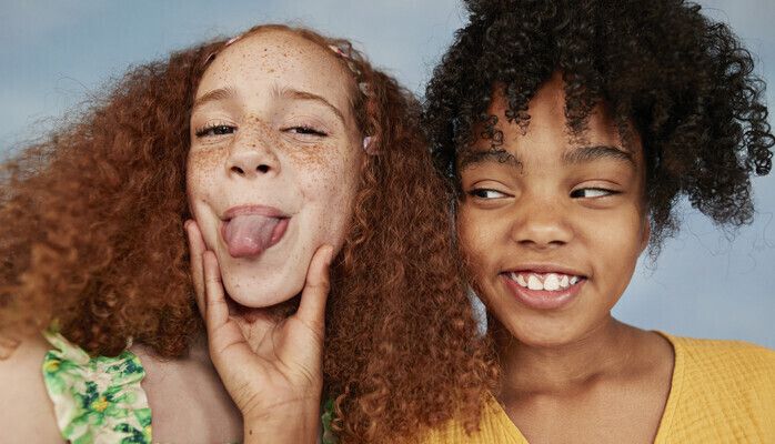 Tonårstjej med tandställning sökes