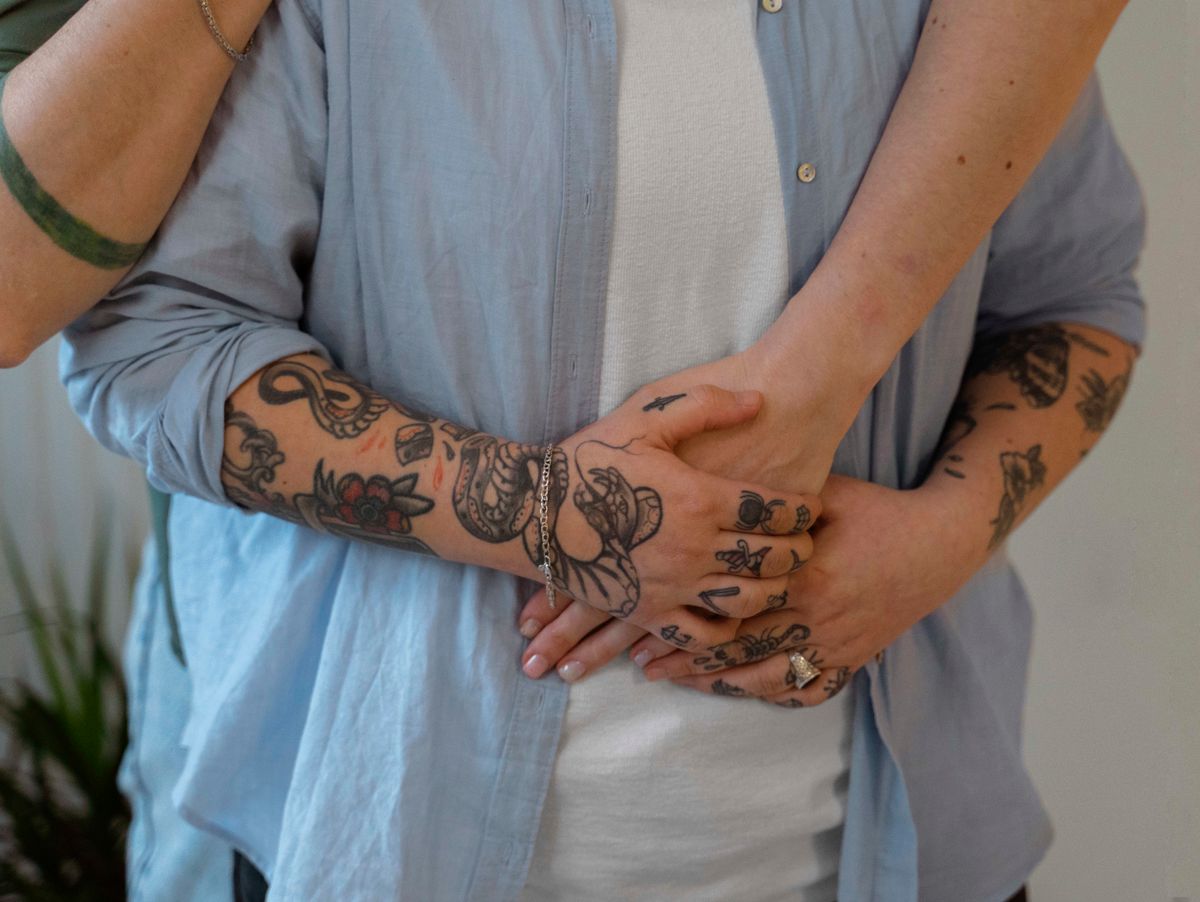 Sökes: Manliga armar med tatueringar för reklamfilm för hi fi-företag 6000:-
