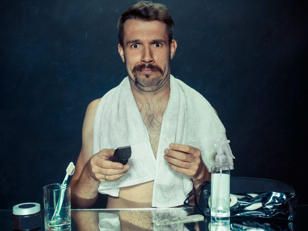 Två karaktärer sökes till reklam för välkänt rakappartmärke.