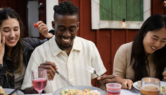 25–30-åringar sökes till fotografering – tema "Vänner som har middag" (17 juni, Stockholm)