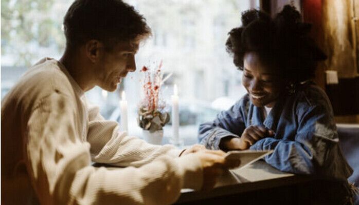 Modeller 35-45 år sökes för fotografering "Vänner på restaurang" i Stockholm