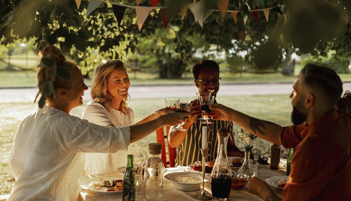 Modeller, man och kvinna, för fotografering av Gårdsförsäljning i Stockholm