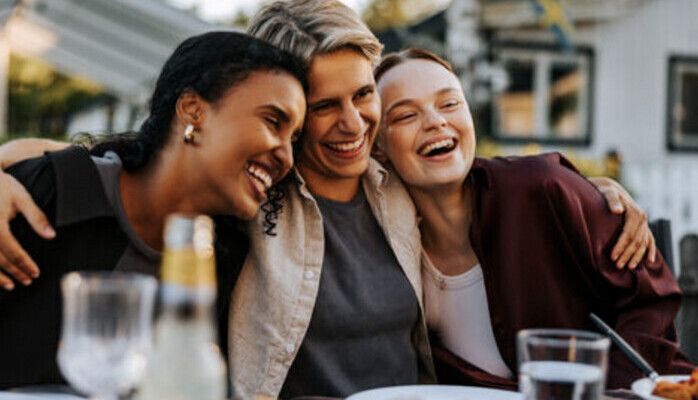 28-35 åriga kvinnor sökes till fotografering på tema "Tjejmiddag", 26 nov Sthlm