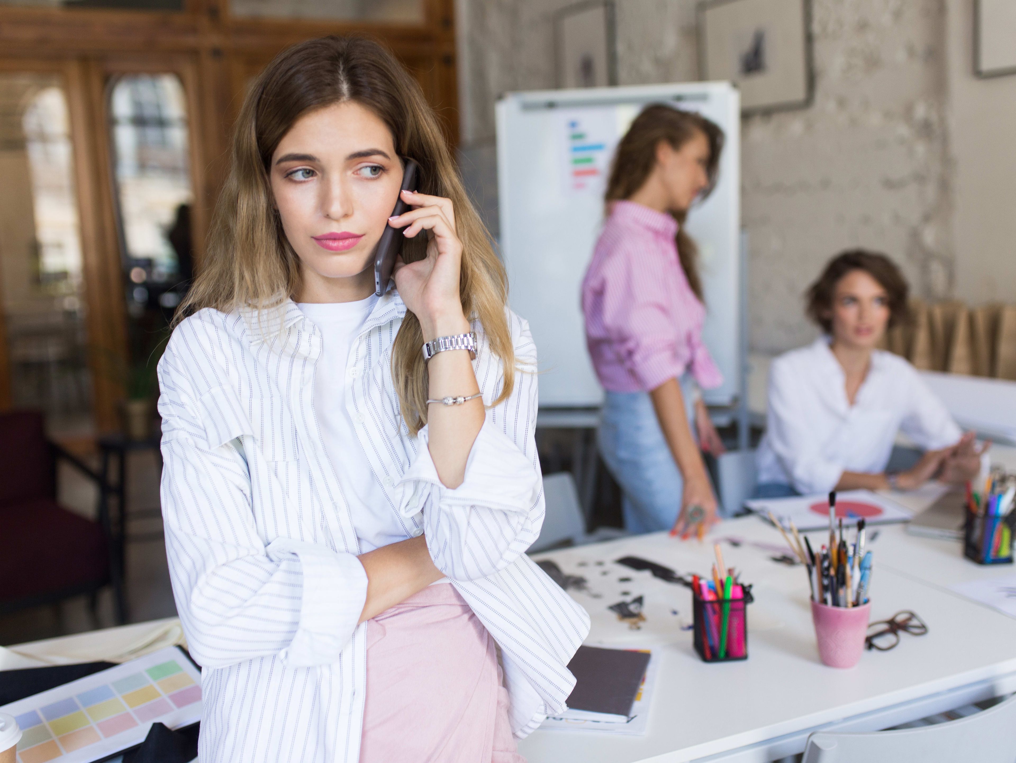 Söker ung kvinna att spela chefs-assistent i ett krismöte!
