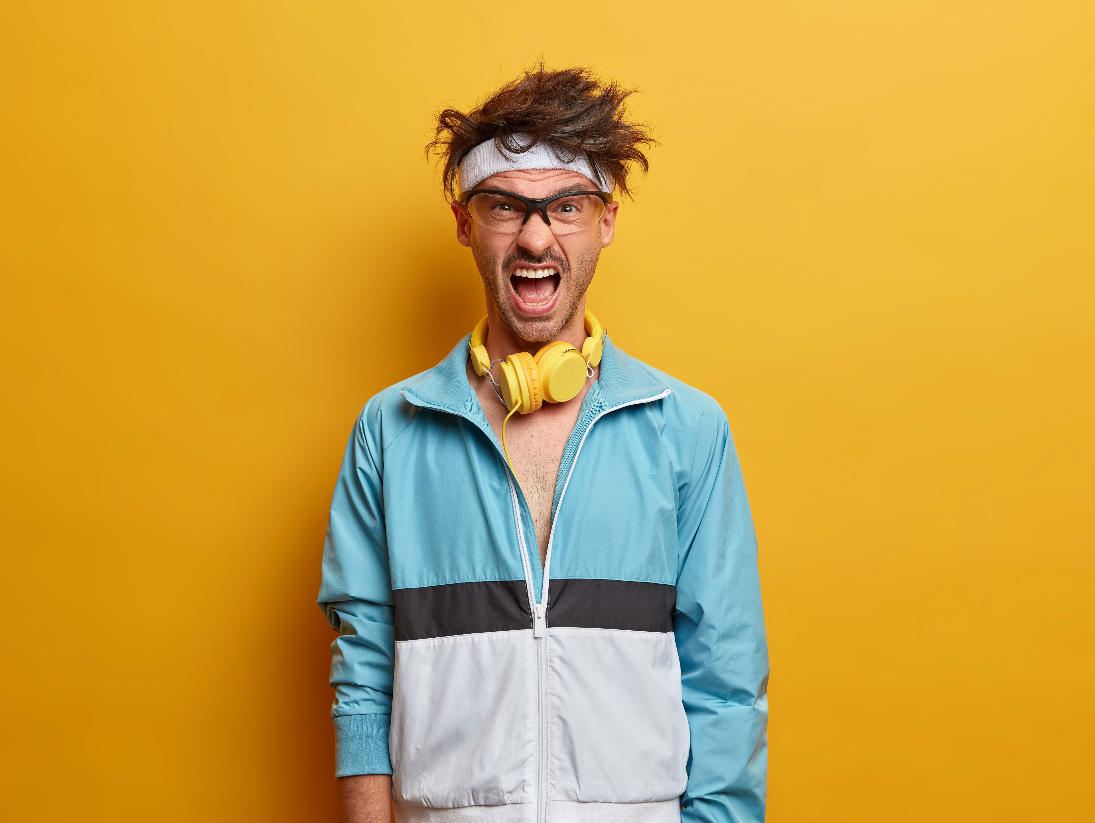 Kille med icke-stockholmsk dialekt, slapstick