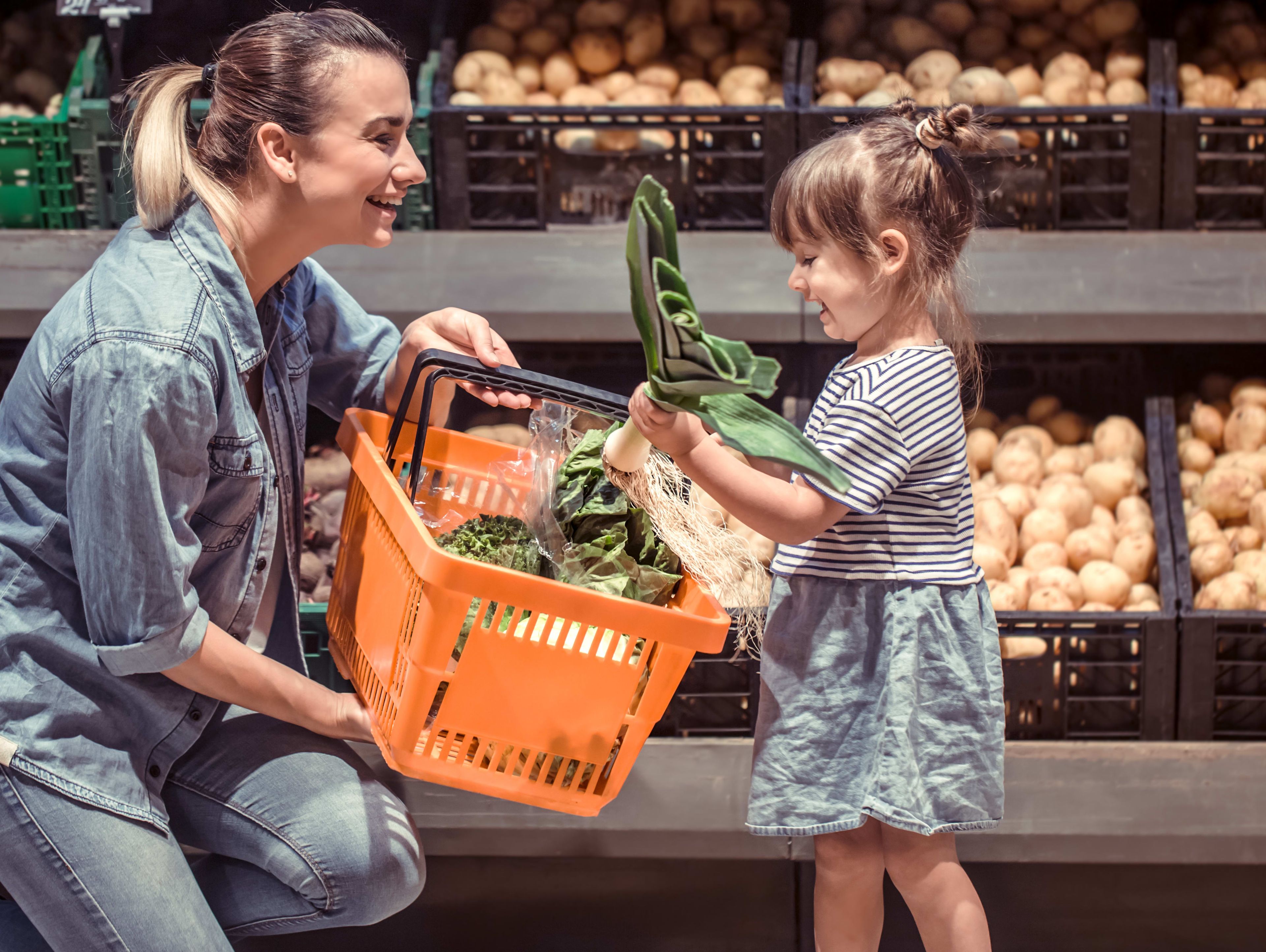 Mamma och ca 6-årig dotter till reklam för matvarukedja