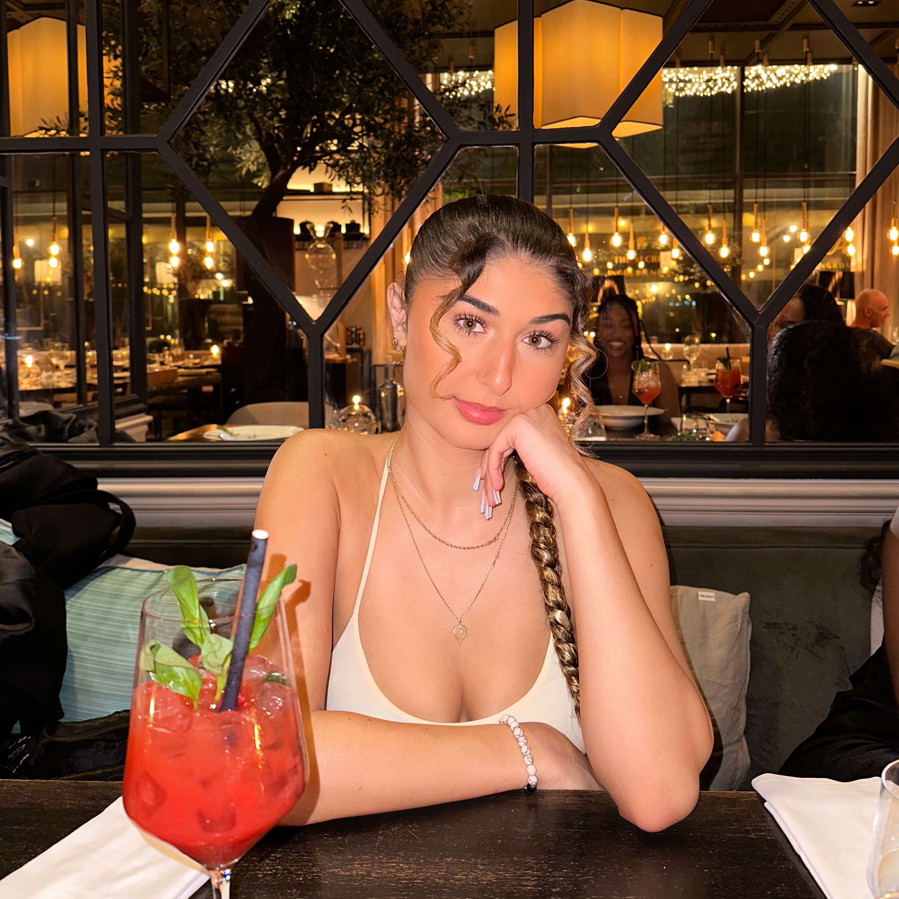 Profilbild för Adela Abdurahmanova